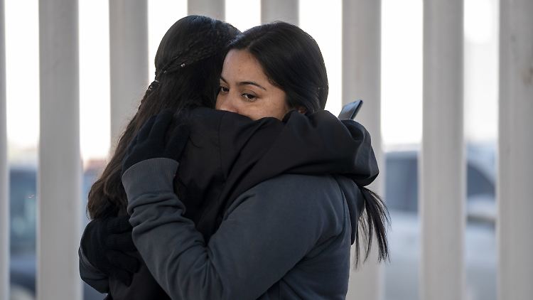 Eine Mutter und ihre Tochter, beide salvadorianische Migranten, umarmen sich am US-Grenzzaun zu Mexiko. Ihr Termin für den Asylantrag in den USA wurde abgesagt.
