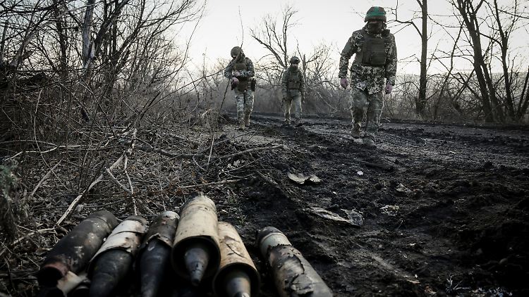 Ukrainische Soldaten beim Einsammeln beschädigter Munition.