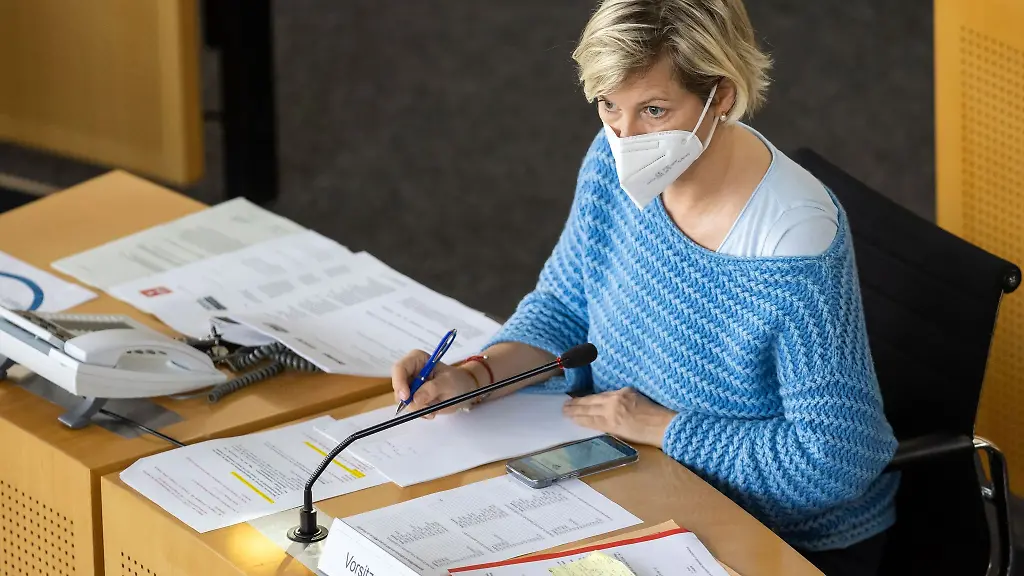 Cornelia-Klisch-SPD-Vorsitzende-des-Ausschusses-fuer-Soziales-Arbeit-Gesundheit-und-Gleichstellung-spricht
