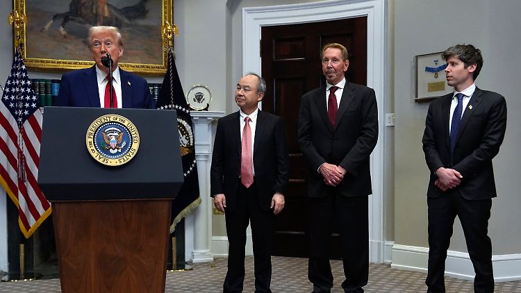 Trump spricht, während Masayoshi Son, CEO der SoftBank Group, Larry Ellison, Vorsitzender der Oracle Corporation, und Sam Altman, CEO von OpenAI (von links nach rechts), zuhören. 