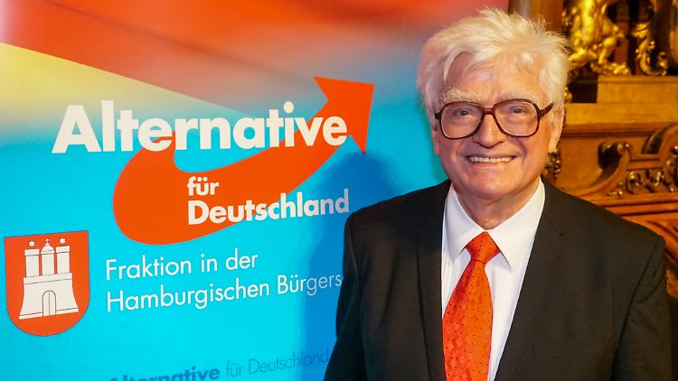 Höcker hält bei einer AfD-Veranstaltung im November vergangenen Jahres einen Vortrag zu Corona.