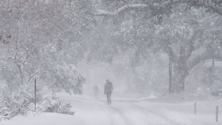 Ungewohnter Anblick: Menschen spazieren durch den Schnee in New Orleans.