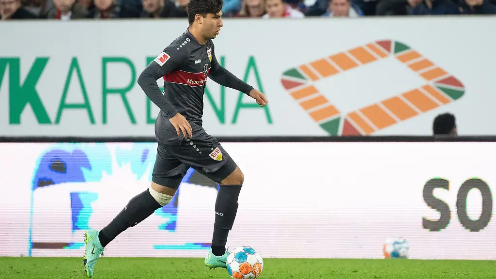 Wahid-Faghir-von-Stuttgart-spielt-den-Ball