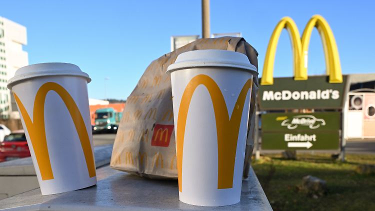 Viel Müll für wenig Essen: Eine McDonald's To-go-Tüte und ein To-go-Becher stehen vor einer Tübinger McDonald's-Filiale