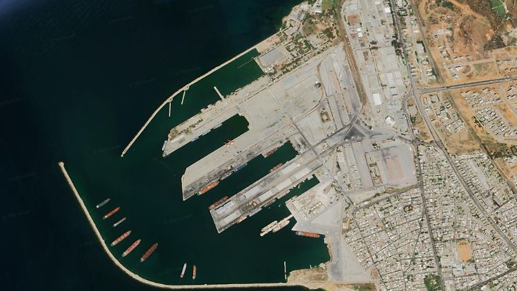 Blick von oben auf den Hafen von Tartus.