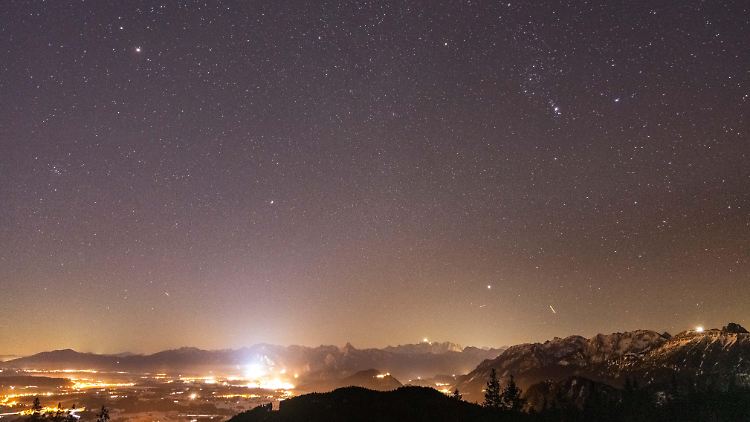 Der Sternenhimmel über dem Ostallgäu: links am Himmel der Planet Mars.