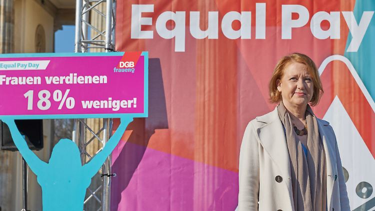Am 6. März 2024 nimmt Familienministerin Lisa Paus an einer Aktion des DGB zum Equal Pay Day teil. An der real existierenden Diskriminierung in Tarifverträgen wird das kaum etwas ändern.