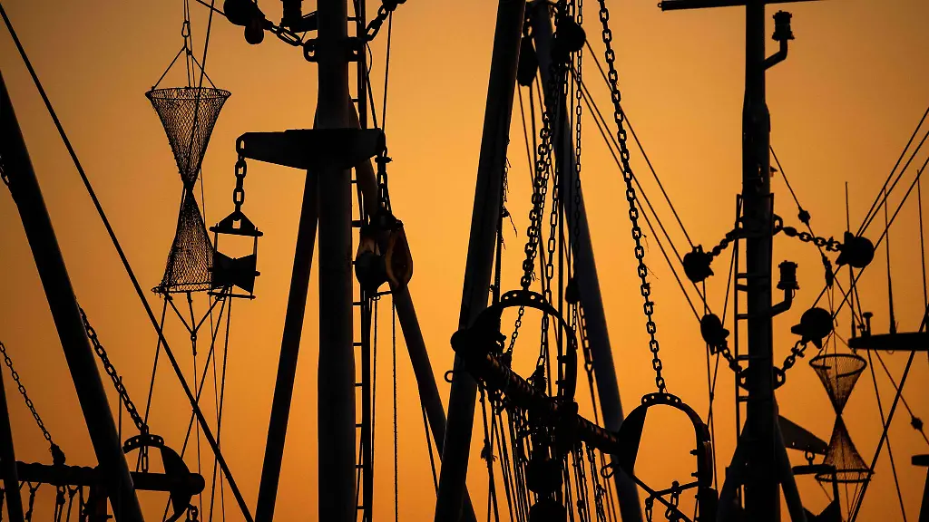 Krabbenkutter-liegen-bei-Sonnenuntergang-im-Hafen