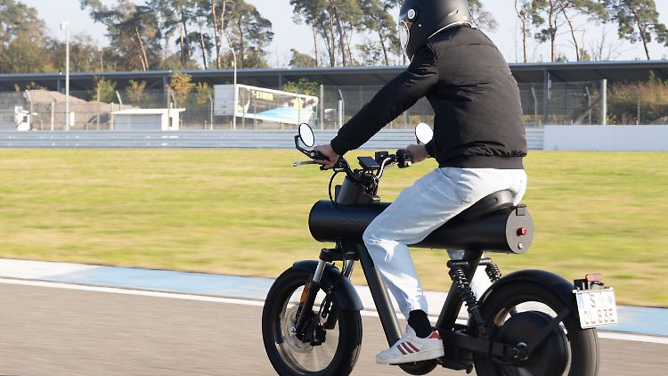 Alternativ gibt es die Pocket Rocket auch als Leichtkraftrad, das bis zu 85 km/h schnell fährt.