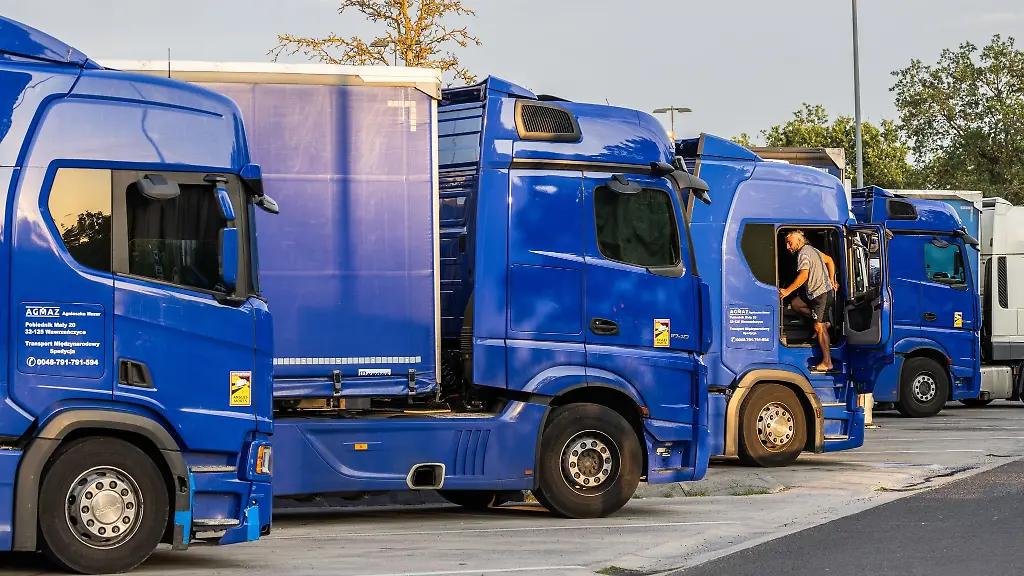 LKW-Fahrer-einer-polnischen-Spedition-streiken-auf-dem-LKW-Parkplatz-an-der-Raststaette-Graefenhausen-West