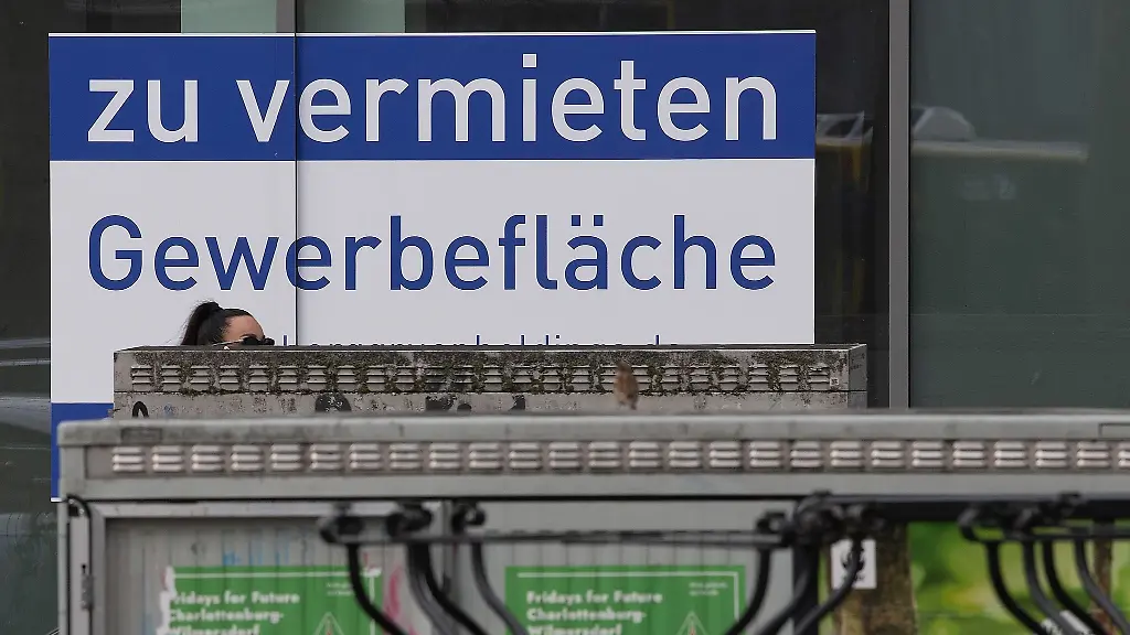 Zu-vermieten-Gewerbeflaeche-steht-auf-einem-Plakat