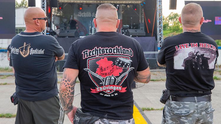 2019 feiern Neonazis beim NPD-Festival "Schwert und Schild" im sächsischen Ostritz. Mittlerweile treten viele Rechtsrocker subtiler auf, sagt ein Experte.