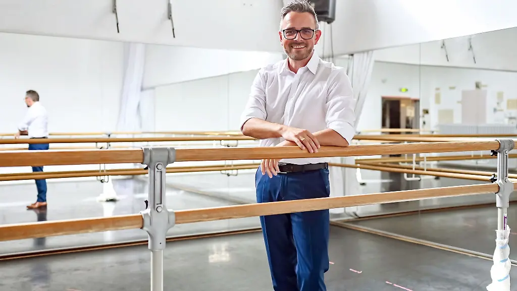 Peter-Boch-CDU-Oberbuergermeister-von-Pforzheim-in-einem-Ballett-Probenraum-im-Stadttheater