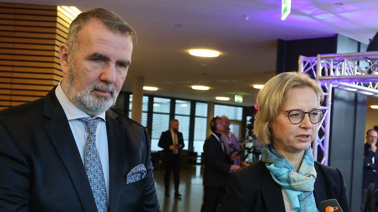 Beide Minister unterstützen die Aufhebung ihrer Immunität, damit der Sachverhalt schnell aufgeklärt wird.