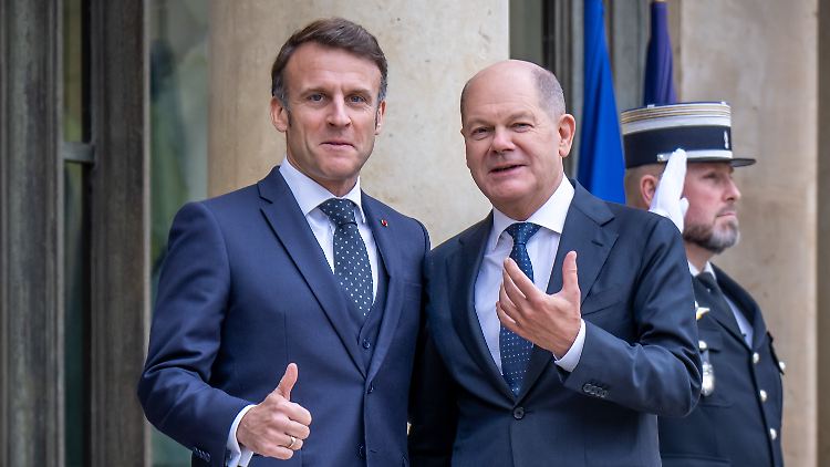 Macron begrüßt Scholz vor dem Elysée-Palast in Frankreichs Hauptstadt.