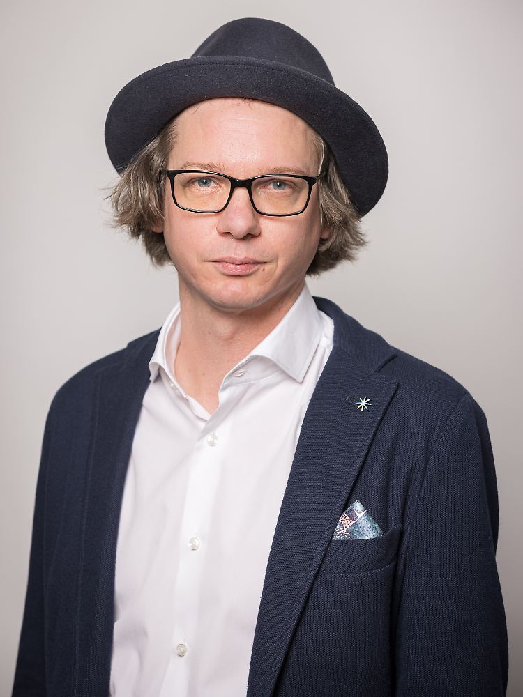 Harald Oberhofer ist Ökonom am Österreichischen Institut für Wirtschaftsforschung (WIFO) und seit 2015 in der Forschungsgruppe "Industrie-, Innovations- und internationale Ökonomie" tätig. Er ist Professor für Volkswirtschaftslehre an der Wirtschaftsuniversität Wien. In seinem Heimatland Österreich ist er auch als "Ökonom mit Hut" bekannt.