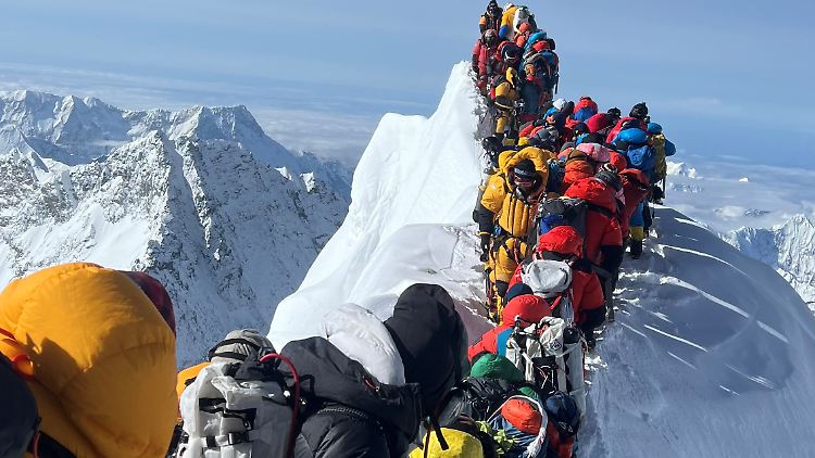 Zwischen dem Südgipfel und der Hillary-Stufe stehen Everest-Bezwinger in spe Schlange.