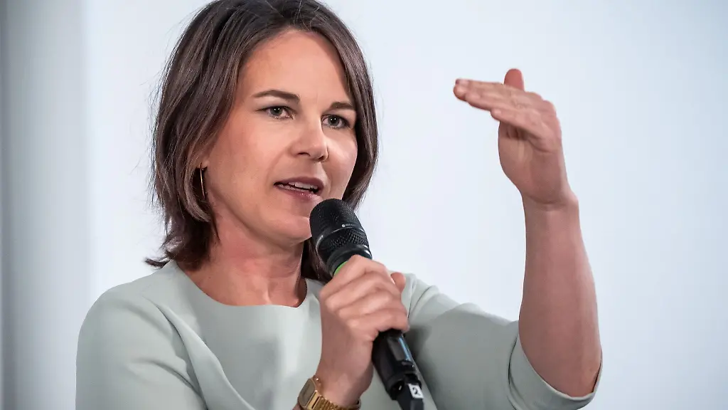 Bundesaussenministerin-Annalena-Baerbock-Buendnis-90-Die-Gruenen-besucht-die-Deutsche-Bank-und-BASF