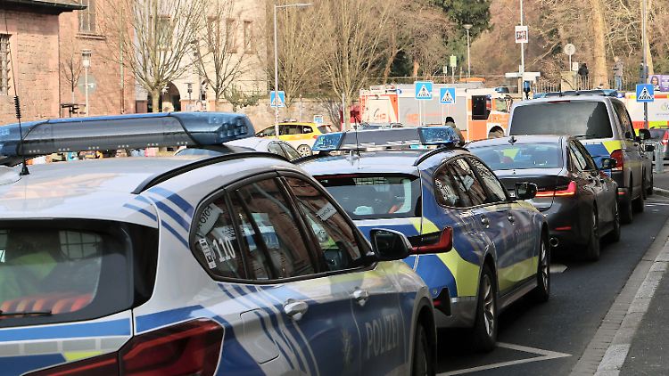 Die Polizei und Rettungsdienste sind mit einem Großaufgebot vor Ort. 