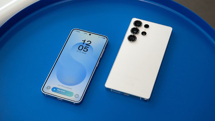 Das Top-Modell Galaxy S25 Ultra hat einen etwas größeren Bildschirm als der Vorgänger, ist aber dünner und leichter.