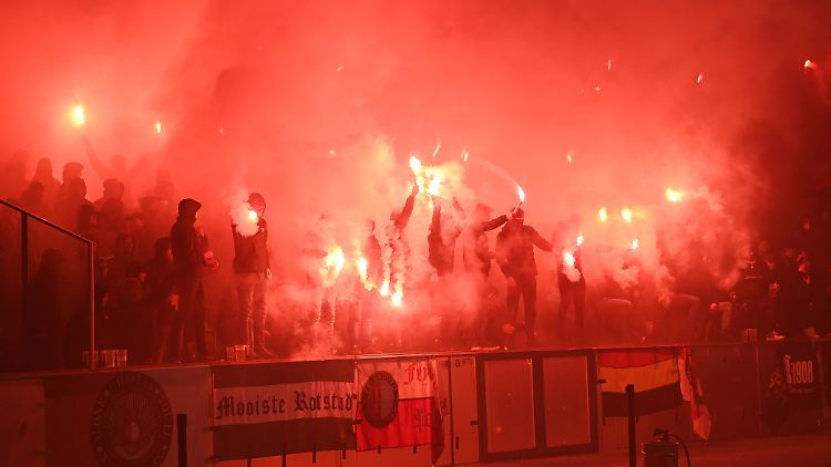 Fans von Rotterdam zündeten Pyrotechnik im Berliner Olympiastadion beim Spiel in der Conference League 2021 gegen Union Berlin.