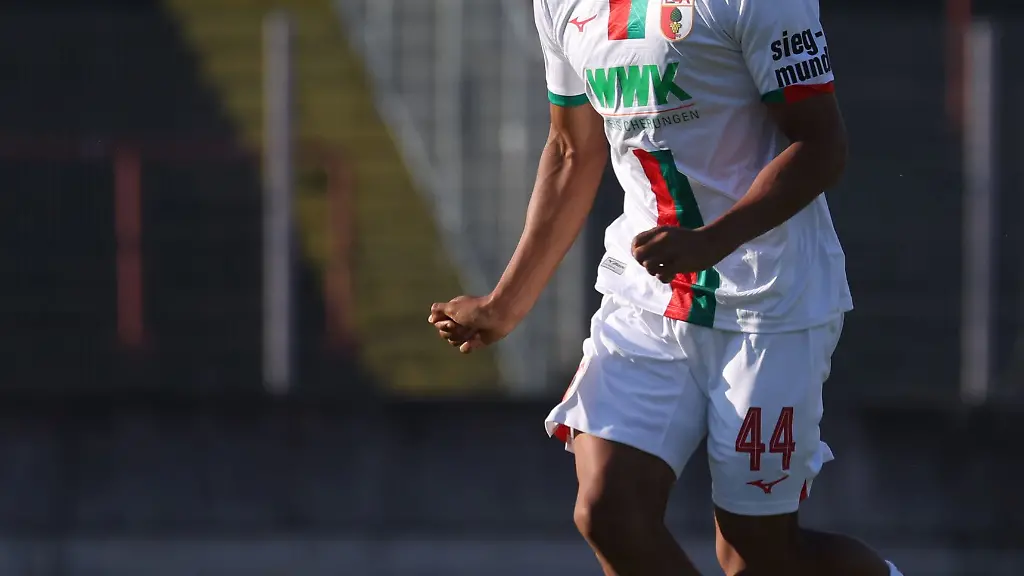 Augsburgs-Henri-Koudossou-spielt-den-Ball