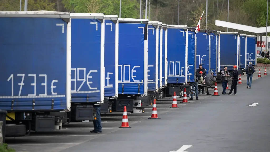 Fahrer-stehen-waehrend-eines-Streiks-auf-der-Raststaette-Graefenhausen-West-neben-LKWs