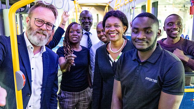 Claus Rune Madsen, Verkehrsminister Schleswig-Holsteins, begrüßt im September 2024 neue Busfahrer aus Kenia bei "Aktiv Bus Flensburg".