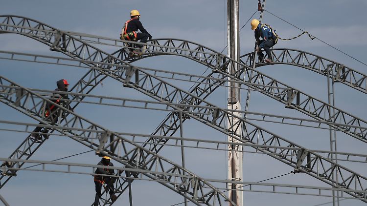 In Ciudad Juarez entstehen meterhohe Stahlkonstruktionen für Auffanglager.