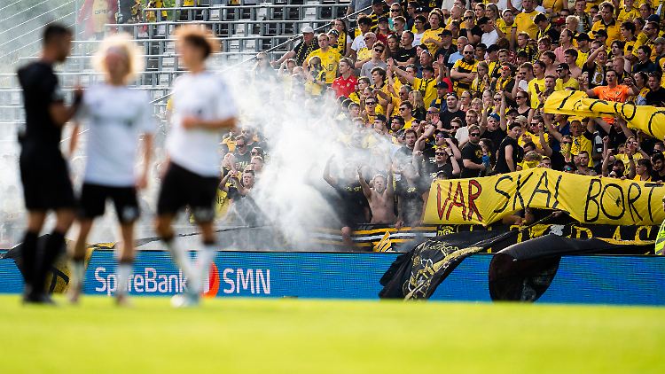"VAR skal bort" ist Norwegisch für "Der VAR muss weg".