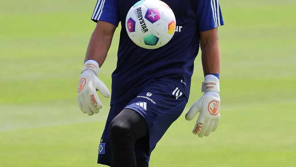 Torwart-Daniel-Heuer-Fernandes-in-Aktion