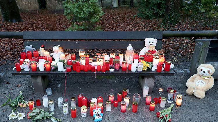 Trauerkerzen, Blumen und Kuscheltiere liegen nach dem tödlichen Angriff  am Tatort in Aschaffenburg auf einer Bank.