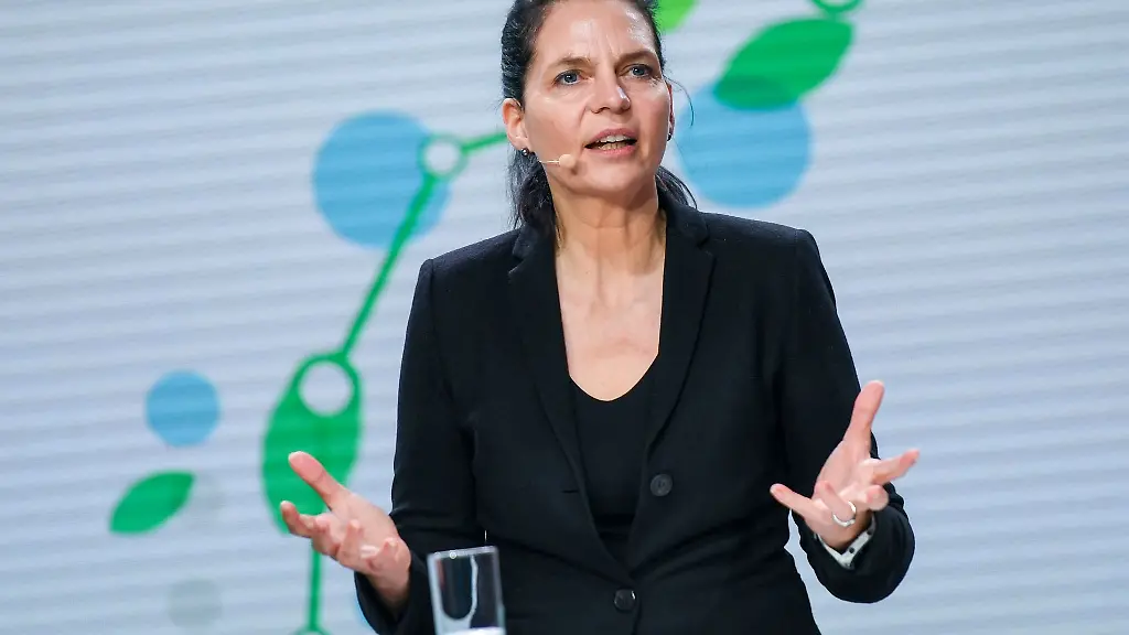 Ines-Jesse-SPD-Staatssekretaerin-im-Ministerium-fuer-Wirtschaft-Infrastruktur-Tourismus-und-Arbeit-in-Mecklenburg-Vorpommern-spricht-bei-einer-Pressekonferenz