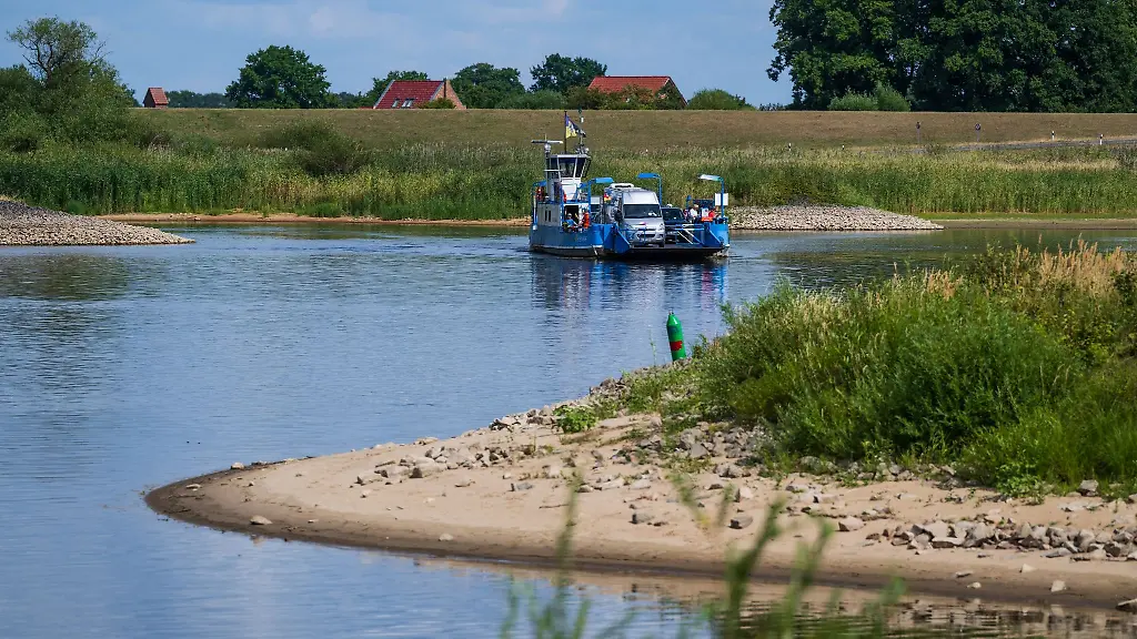 Die-Elbfaehre-Amt-Neuhaus-quert-die-Elbe-bei-Niedrigwasser