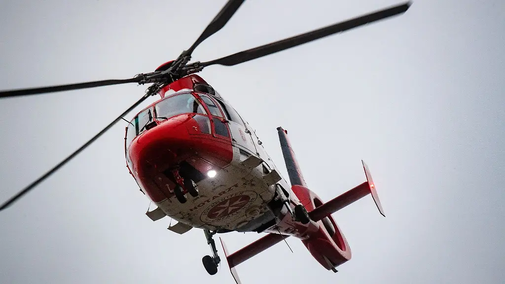 Ein-Rettungshubschrauber-setzt-zur-Landung-auf-dem-Flugplatz-einer-Klinik-an