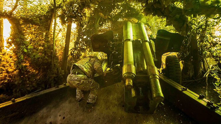 Ein ukrainischer Soldat feuert mit einer Artilleriekanone auf russische Stellungen an der Frontlinie in Richtung Pokrowsk.