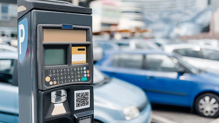 Ein Schweizer Parkautomat mit QR-Code.