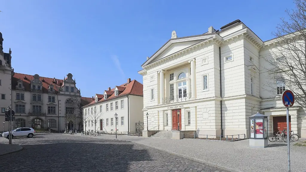Das-Rathaus-und-das-Carl-Maria-von-Weber-Theater-r-in-Bernburg-Sachsen-Anhalt