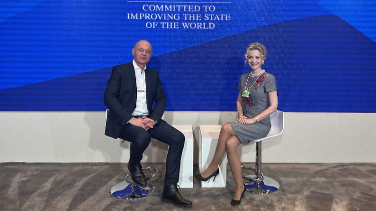 Ulrich Reitz und Sandra Navidi in Davos.