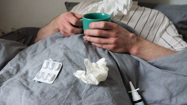 Mehr als nur eine einfache Erkältung: Typische Influenza-Symptome sind ein plötzlicher Erkrankungsbeginn, Fieber, Husten oder Halsschmerzen sowie Muskel-, Kopf- und Gliederschmerzen.