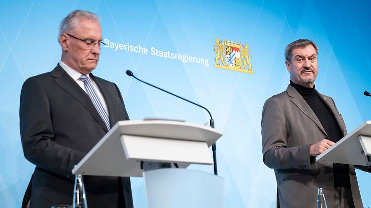 Der bayerische Ministerpräsident Markus Söder (r.) und 
Innenminister Joachim Herrmann reagieren auf den tödlichen Angriff in einem Park in Aschaffenburg. 
