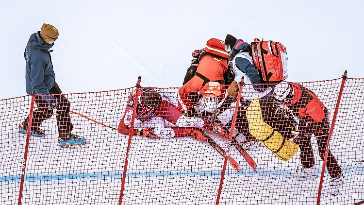 Felix Hacker, Gesamtführender im Europacup, verletzte sich beim Abschlusstraining für die Weltcup-Abfahrt in Kitzbühel. Er wurde mit dem Hubschrauber von der Piste gebracht.