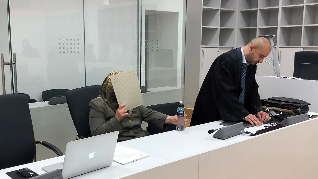 Eine-69-Jaehrige-aus-Ibbenbueren-verbirgt-ihr-Gesicht-hinter-einer-Aktenmappe