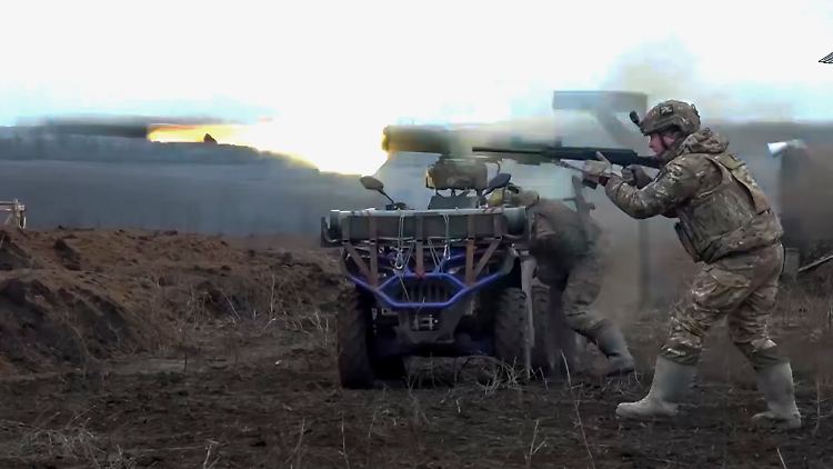 Dieser Screenshot eines Videos des russischen Verteidigungsministeriums zeigt einen Soldaten, der eine Panzerabwehrwaffe abfeuert.