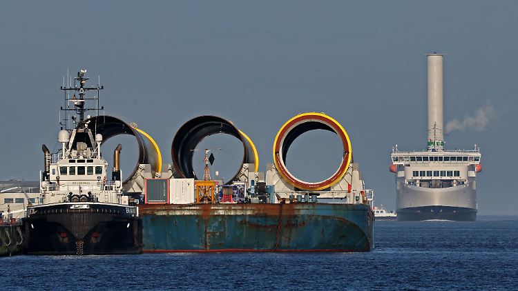 Investitionen in Erneuerbare: Rohre für Offshore-Windkraftanlagen warten im Rostocker Hafen auf die Verschiffung. 