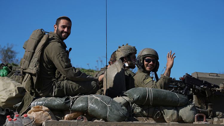 Israelische Soldaten verlassen den Gazastreifen.