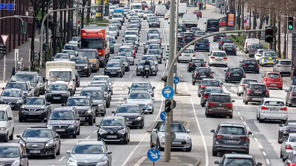 Autos-fahren-durch-die-Innenstadt