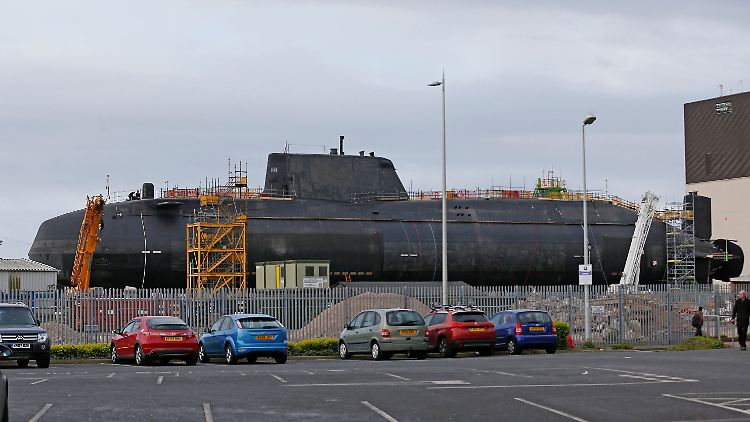 Das britische Atom-U-Boot "HMS Audacious" steht im April 2017 vor der Bauwerft BAE Naval Systems.