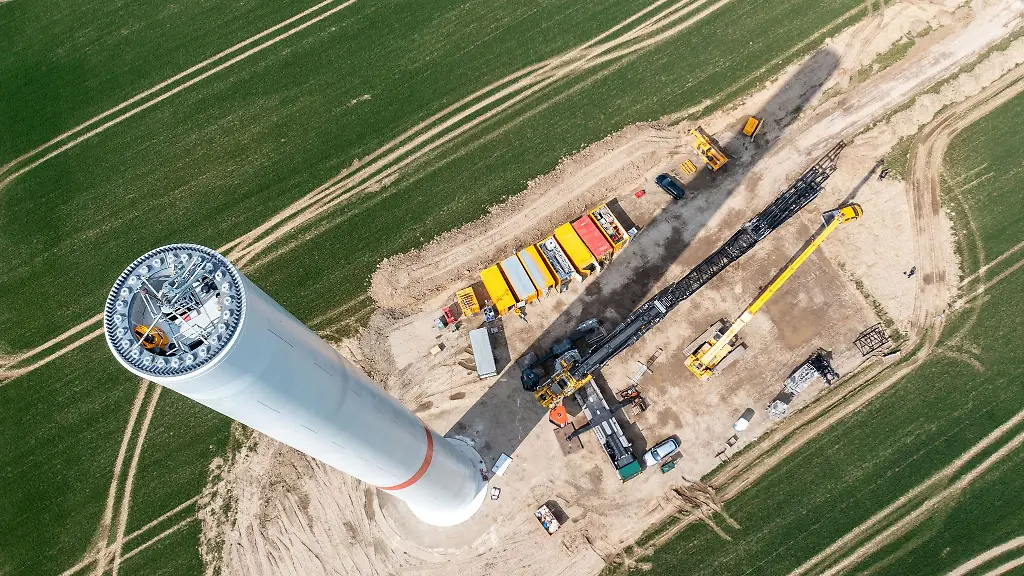 Die-ersten-Turmteile-fuer-eine-neue-Windkraftanlage