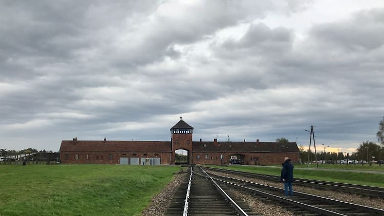 Für die Gedenkzeremonie am 27. Januar 2025 wird das Lagertor in Auschwitz-Birkenau in ein Zelt gehüllt.